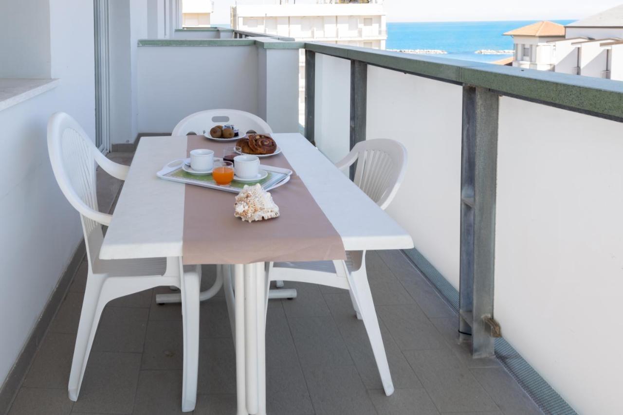 Residence Hotel Club House Cattolica Exteriör bild