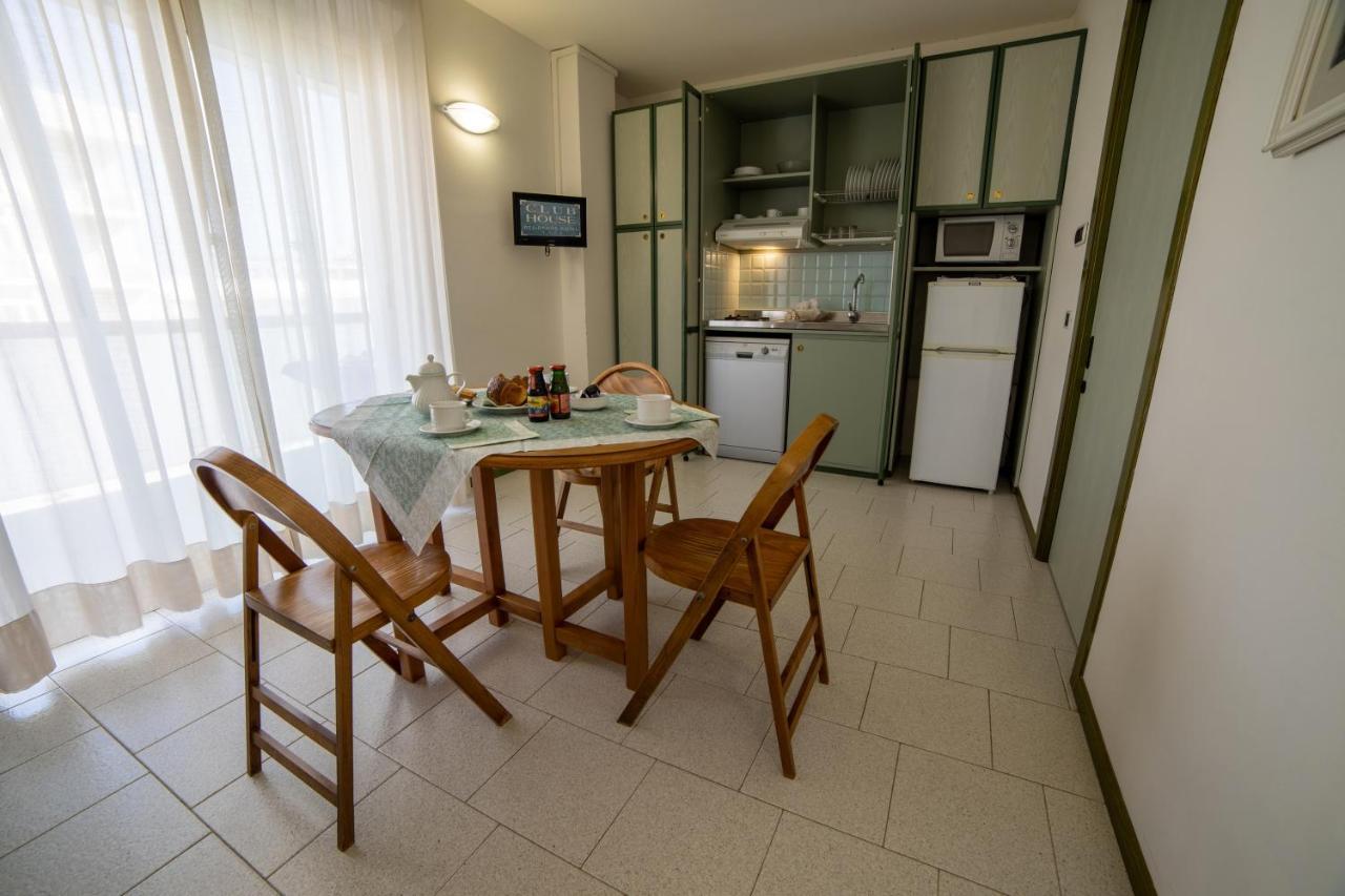 Residence Hotel Club House Cattolica Exteriör bild