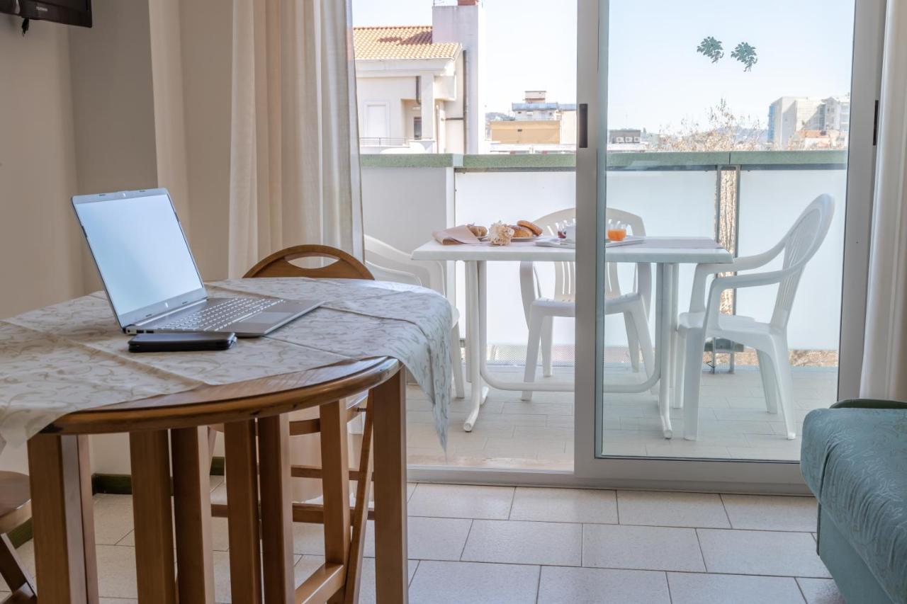 Residence Hotel Club House Cattolica Exteriör bild