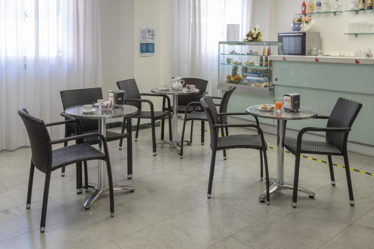 Residence Hotel Club House Cattolica Exteriör bild