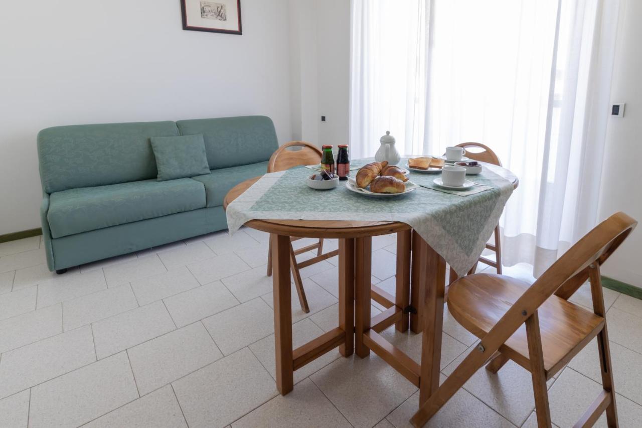 Residence Hotel Club House Cattolica Exteriör bild