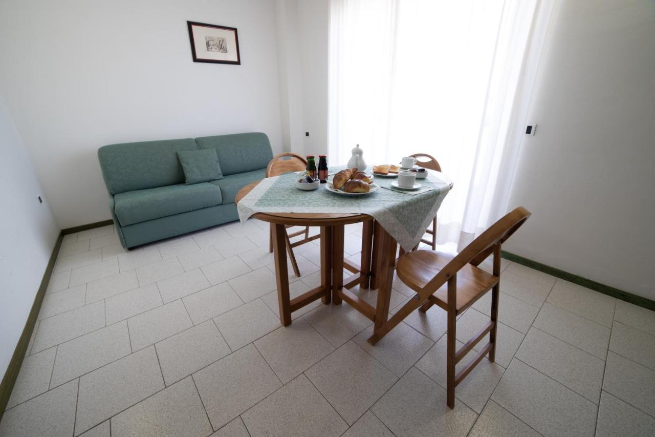 Residence Hotel Club House Cattolica Exteriör bild