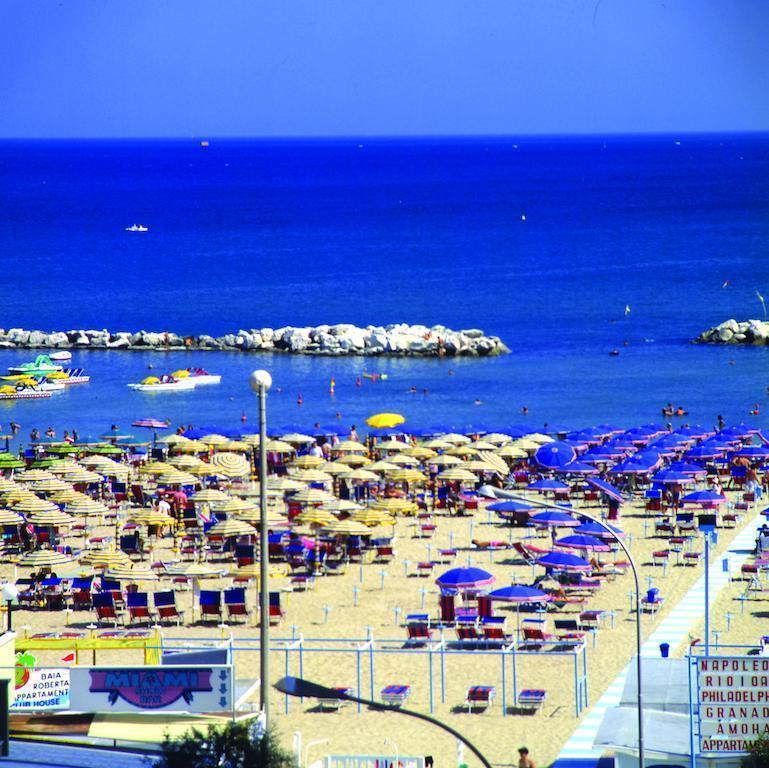Residence Hotel Club House Cattolica Exteriör bild