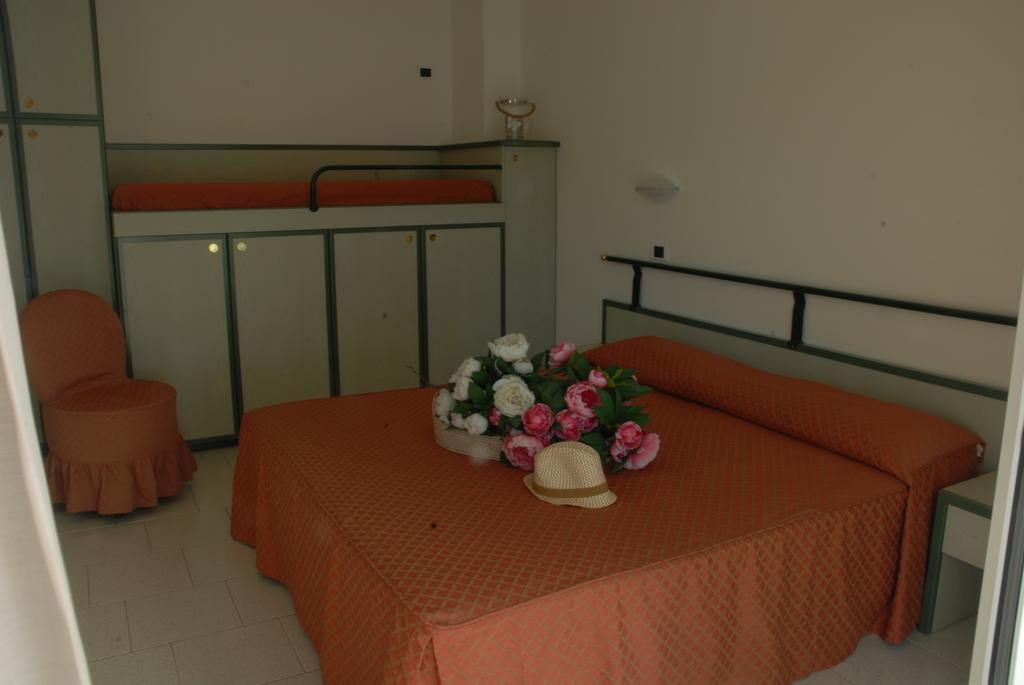 Residence Hotel Club House Cattolica Exteriör bild