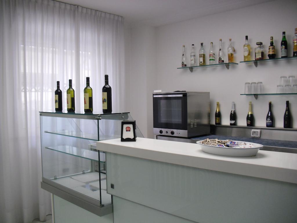 Residence Hotel Club House Cattolica Exteriör bild