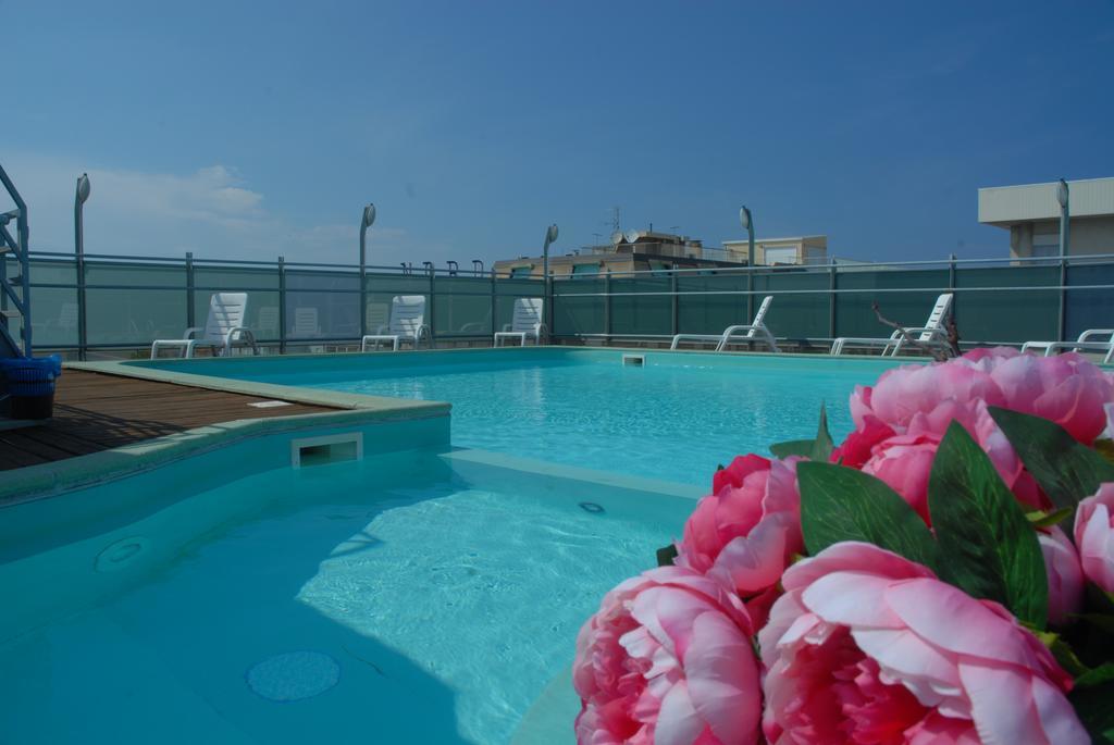Residence Hotel Club House Cattolica Exteriör bild