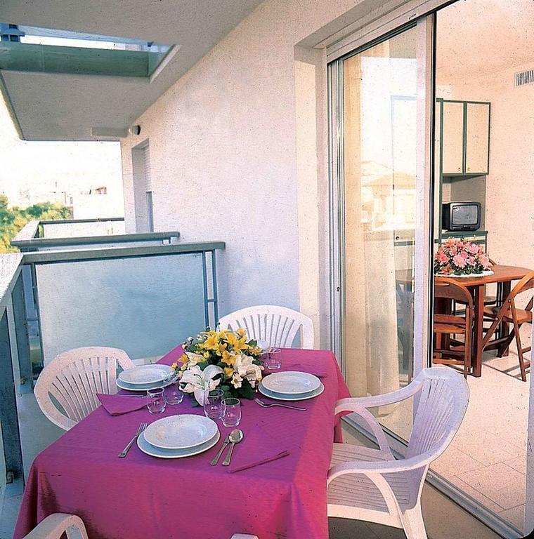 Residence Hotel Club House Cattolica Exteriör bild